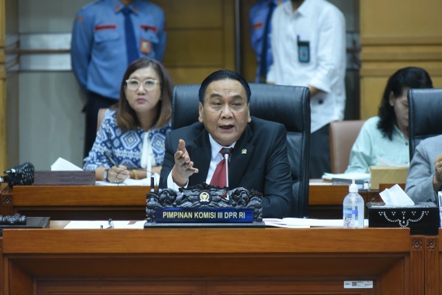 Bambang pacul menilai terpilihnya asrul sani sebagai hakim MK untuk menjaga dan memperkuat konstitusi