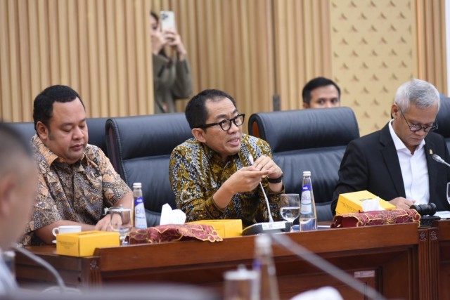 Komisi VI DPR bersama pemerintah akan mengatur jual beli di media sosial