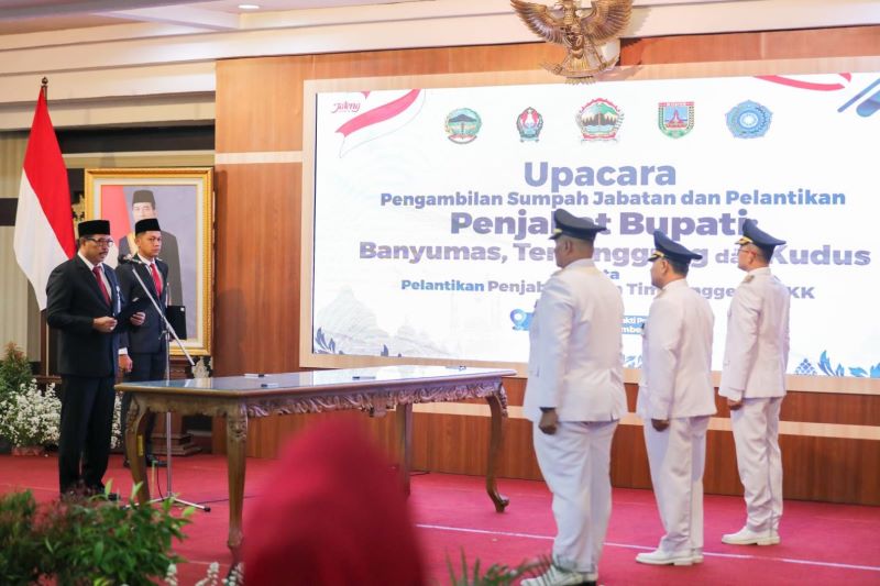 Pj Gubernur Jateng Nana Sudjana minta tiga Pj Bupati yang baru dilantik segera tancap gas dan berinovasi hasilkan kerja nyata