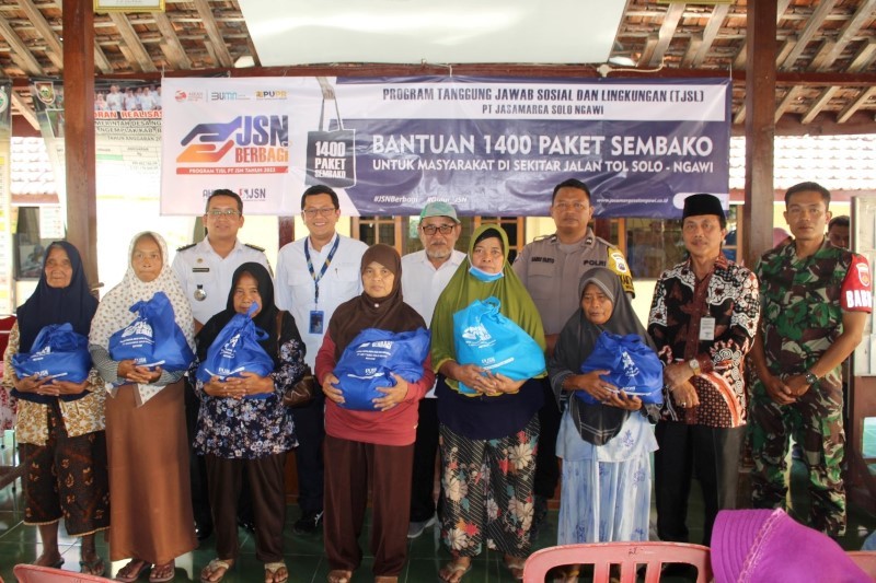 penyampaian sembako kepada warga oleh PT Jasamarga Solo Ngawi.