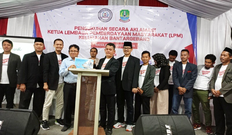 Pengukuhan dan penetapan Ketua LPM Bantargebang Samsudin Nurseha secara aklamasi.