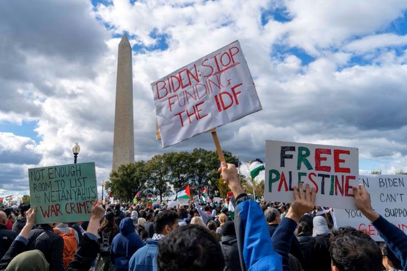 Orang-orang berkumpul untuk sebuah rapat yang diadakan oleh American Muslims for Palestine yang meminta gencatan senjata di Gaza di Monumen Washington di Washington, AS, 21 Oktober 2023. Foto: Reuters