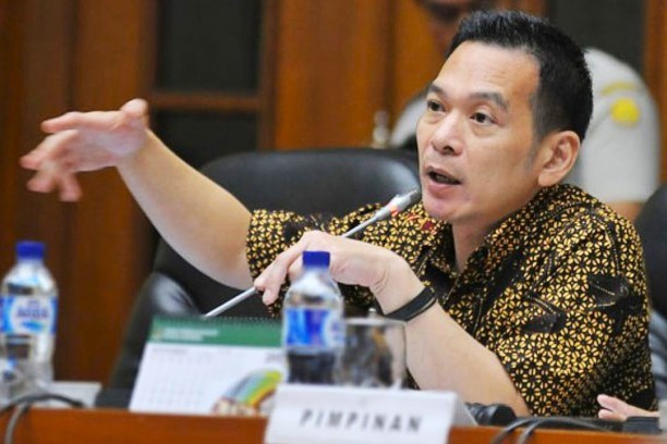 Daniel Johan menyoroti soal kebijakan pemerintah yang mengharuskan nelayan membeli solar bersubsidi dengan aplikasi. Johan menilai masih banyak nelayan yang belum melek teknologi. karenanya dia meminta pemerintah agar memperbolehkan nelayan membeli solar subsidi secara tunai.