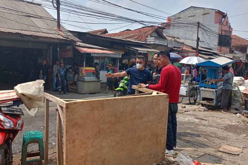Proses relokasi pedagang pasar oleh pihak pengembang pada Kamis (5/10/2023).