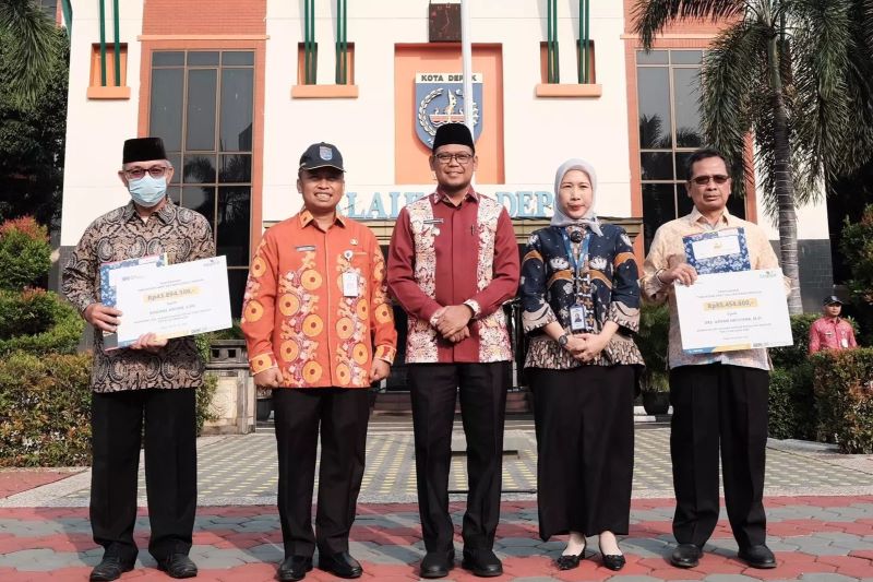 Wakil Wali Kota Depok Serahkan SK Pensiun dan Dana Pensiun kepada Dua ASN