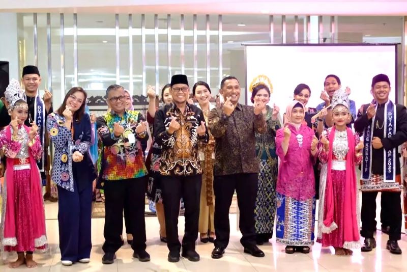 Wakil Wali Kota Depok Imam Budi Hartono foto bersama dalam kegiatan Festival Batik di Hotel Santika, Margonda, Senin (02/10/23).