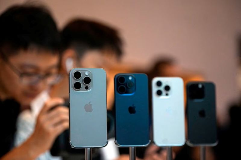 Orang-orang melihat iPhone 15 Pro baru ketika iPhone 15 baru dari Apple resmi dijual di seluruh China di toko Apple di Shanghai, China pada 22 September 2023
