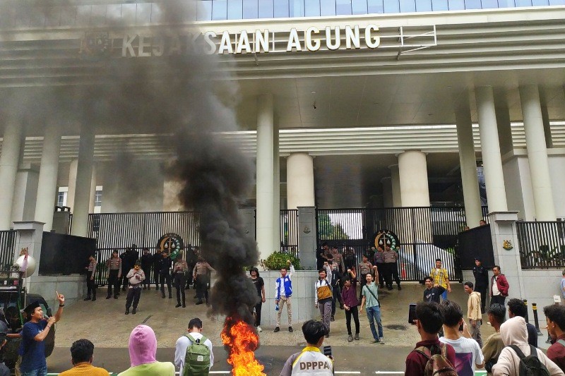 Massa aksi Gerakan Mahasiswa Anti Korupsi Indonesia saat menggeruduk Gedung Kejaksaan Agung (Kejagung), Kamis (23/11/2023).