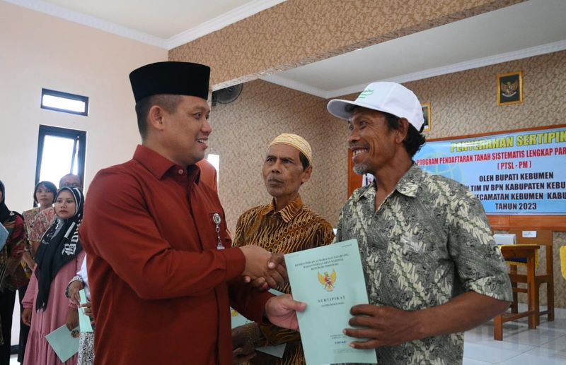 Penguatan Legalitas Tanah, Bupati Kebumen Serahkan 323 Sertifikat Tanah ke Warga Desa Murtirejo