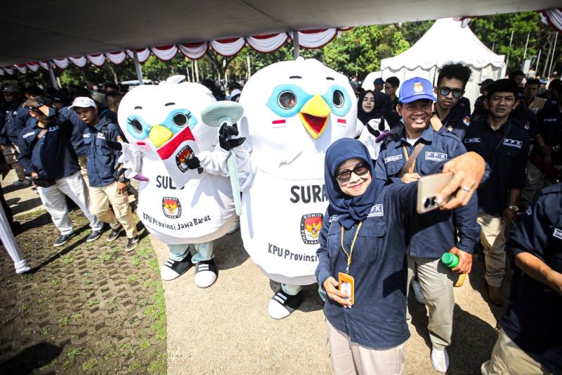 PPK Kota bandung sortir lipat kertas pemilu 2024