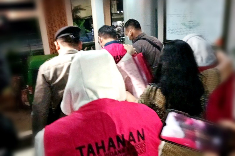 Para tersangka dugaan kasus korupsi mengenakan rompi merah saat digelandang dari Kejari Kota Bekasi menuju Lapas Bulakkapal, Kamis (4/1/2024) malam.
