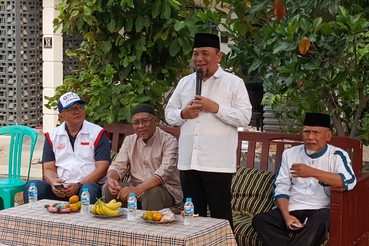 Calon Wali Kota Bekasi Heri Koswara saat berdialog dengan warga di RW 013 Durenjaya, Bekasi Timur, Kota Bekasi, Rabu (16/10/2024).