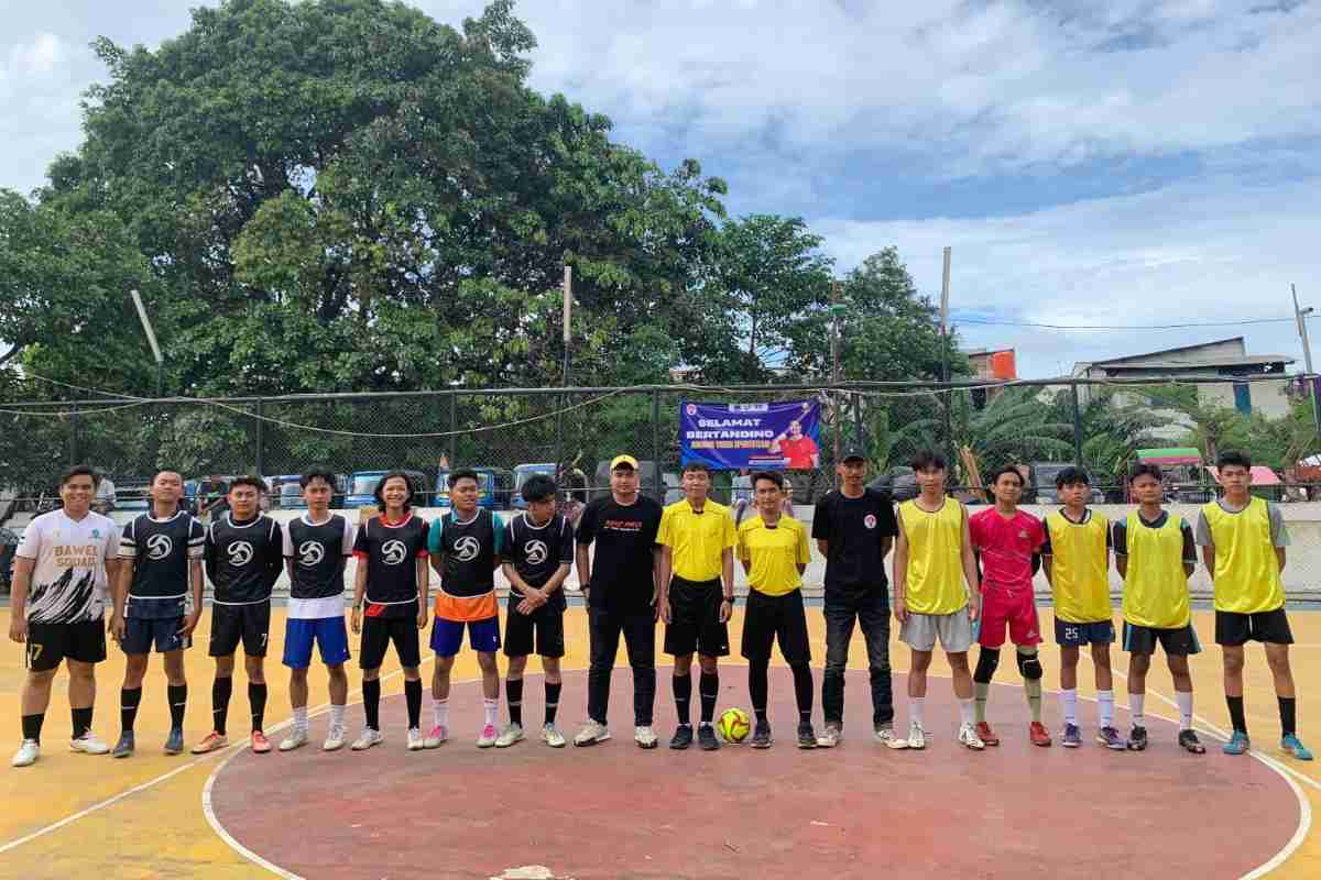 Menpora Ario Bimo Nandito Ariotedjo berfoto bersama para mahasiswa dalam Pembukaan Kejurda Futsal 2024, Minggu (22/12/2024).