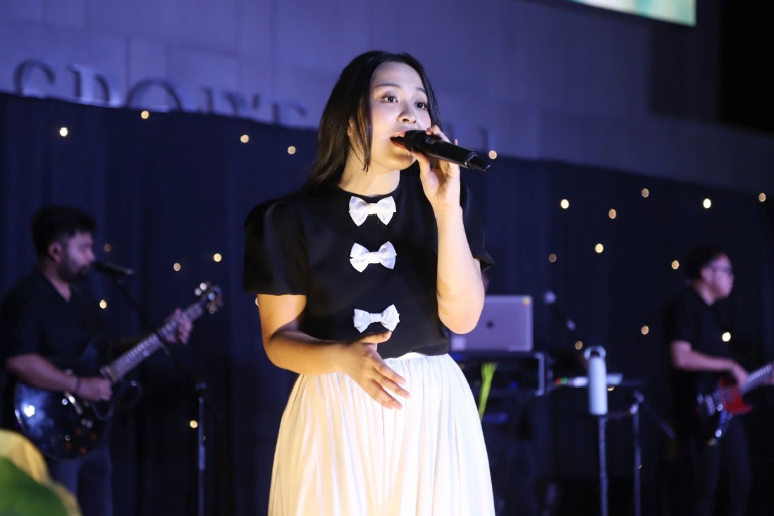 Penampilan Bernadya di acara Enchoria UBM, Jumat (16/5/2025).