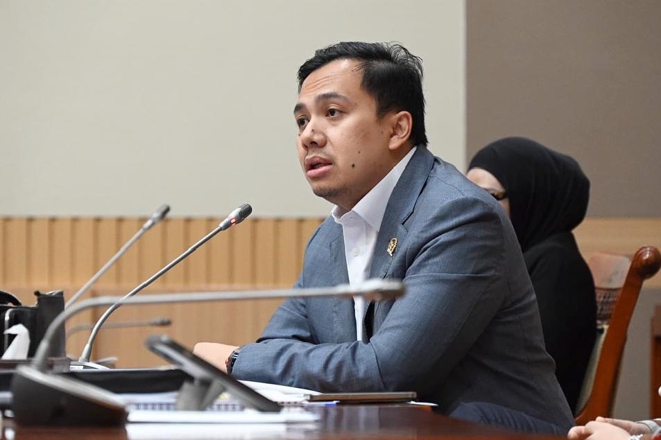 Anggota Komisi III DPR RI, Gilang Dhielafararez ikut merespons terkait grup FB fantasi sedarah. Gilang meminta aparat segera mengusut dan menangkap seluruh pelaku yang terlibat dalam hal ini.