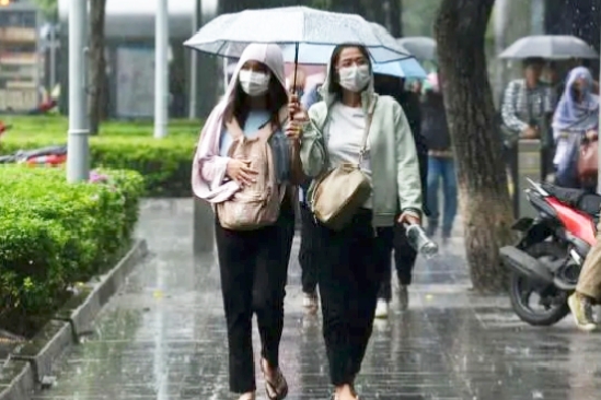 Prakiraan cuaca Jakarta pada Minggu, sore dan malam hujan ringan.