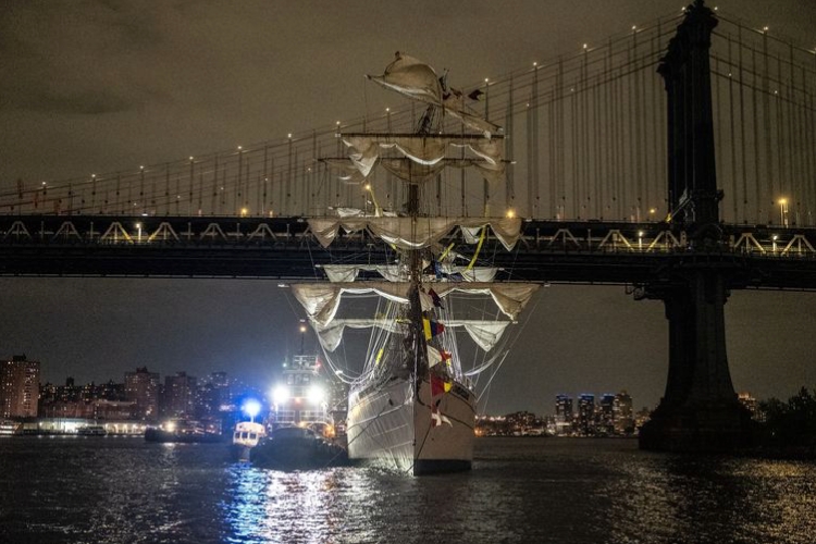 Kapal Angkatan Laut milik Meksiko yang menabrak Jembatan Brooklyn pada Sabtu (17/5/2025) malam. Sebabkan dua awak kapal tewas dan puluhan lainnya terluka.