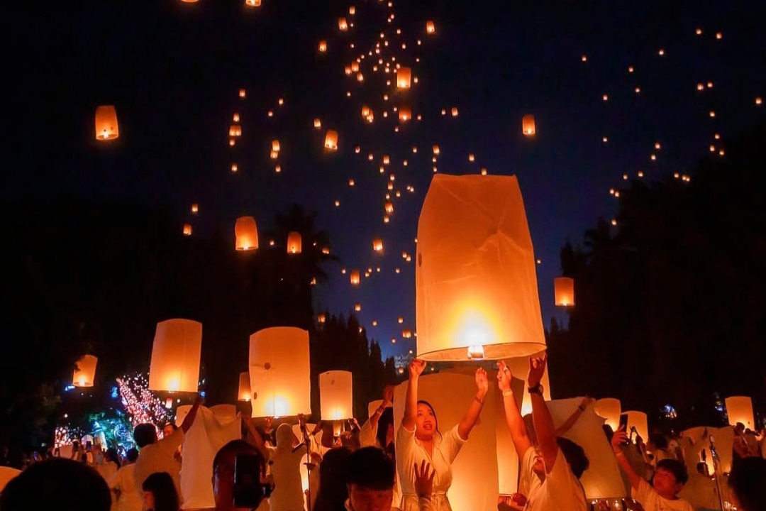 Lampion yang menerangi langit Borobudur dalam perayaan Waisak 2025.
