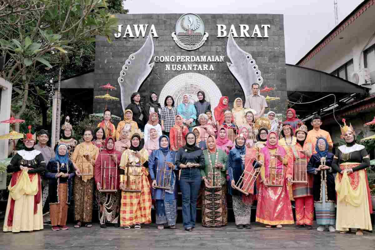 Kontingen angklung dari Sekolah Lansia Sejahtera Jatisampurna berfoto bersama pengelola sekolah, Vinny Alvionita usai mengikuti acara HLUN di Anjungan Jawa Barat.