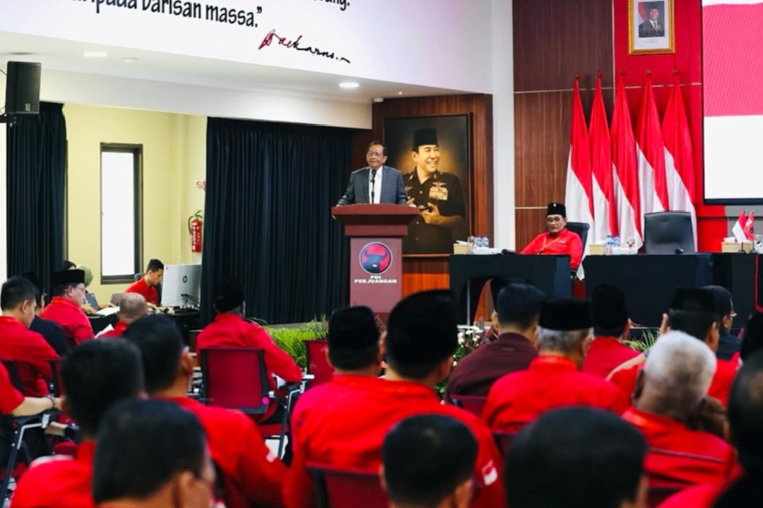 Mahfud MD saat berbicara memberikan pembekalan kepada sejumlah kepala daerah PDIP di sekolah partai, Jakarta Selatan, Sabtu (16/5/2025).