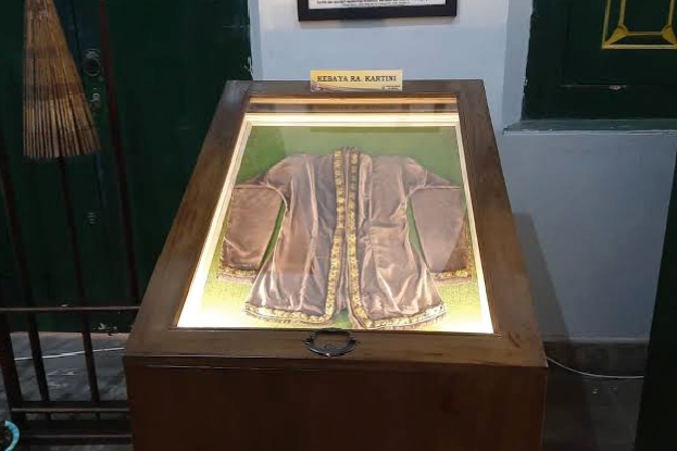 Salah satu peninggalan bersejarah RA Kartini yang dipamerkan di Monas.