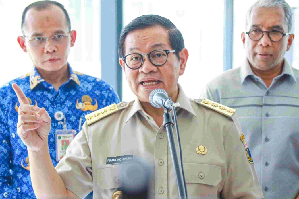 Gubernur Jakarta, Pramono Anung menyebut akan mencabut izin perusahaan yang kedapatan menahan ijazah karyawannya apabila tidak segera dikembalikan.