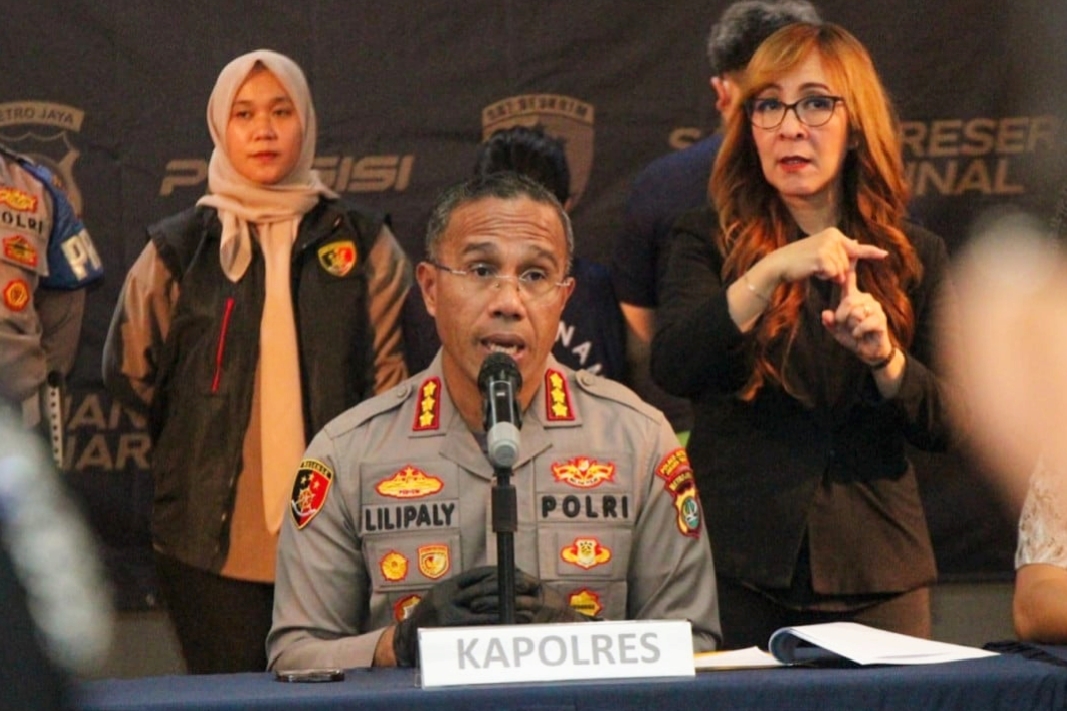 Kapolres Metro Jakarta Timur, Kombes Nicolas Ary Lilipaly, saat mengungkap praktik pungli berkedok koperasi di Pasar Kramat Jati.
