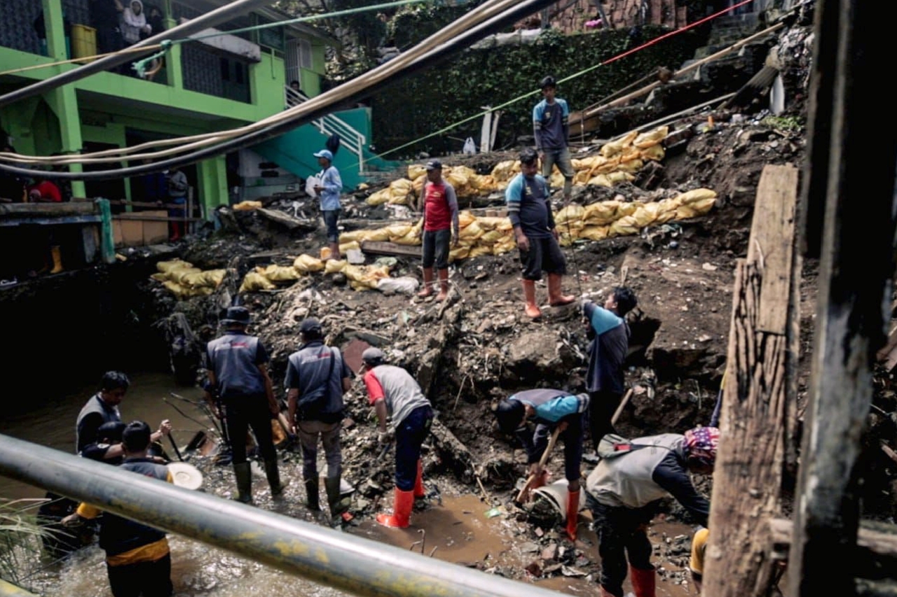 Wali Kota Bandung, Farhan meminta agar warga yang tinggal di bantaran sungai segera pindah.