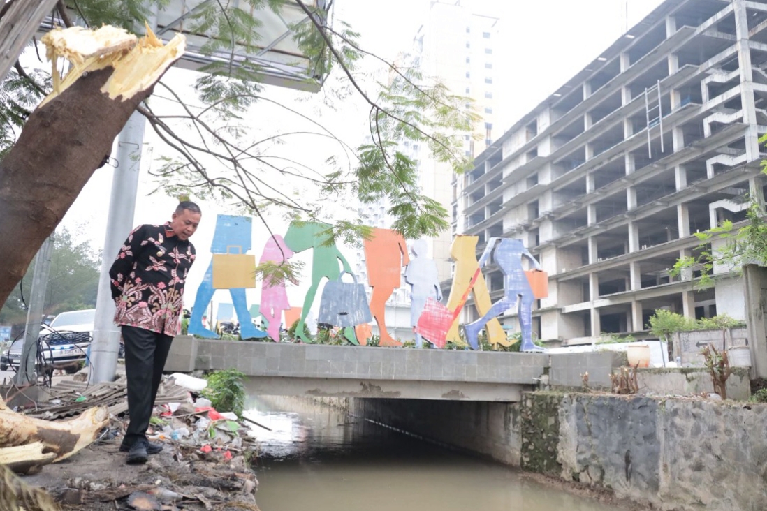 Wali Kota Bekasi Tri Adhianto saat turun langsung melihat proses pengerukan dan penertiban bangunan liar di bantaran kali Teluk Pucung, Jumat (23/5/2025).