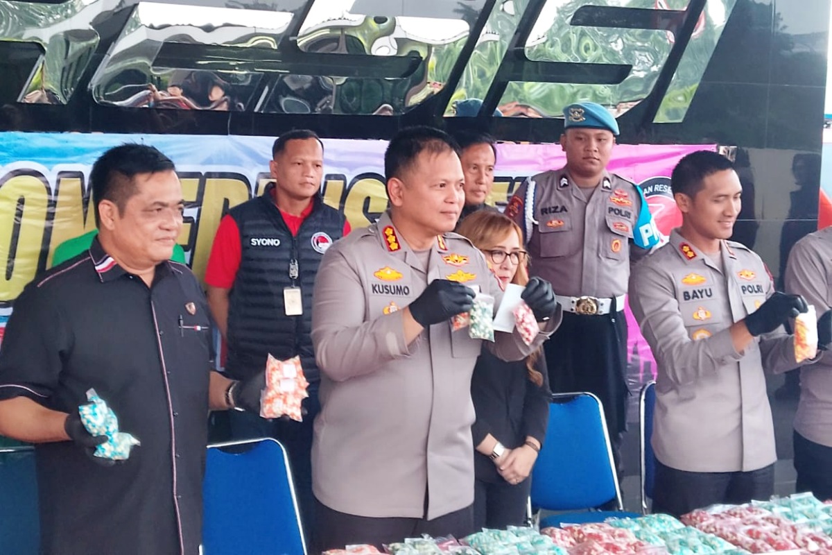 Konferensi pers Polres Metro Bekasi Kota soal pengungkapan narkoba dengan modus baru.