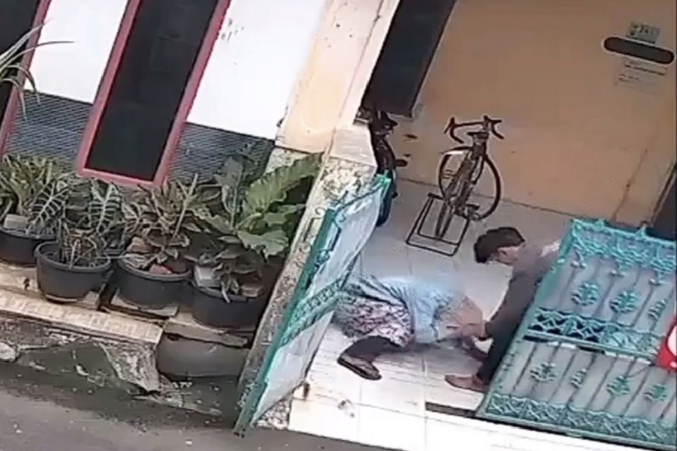 Tangkapan layar vidoe seorang ibu di Bekasi mendapat perlakuan yang tak patut oleh anak kandungnya sendiri, dipukul hingga dilempar sandal.