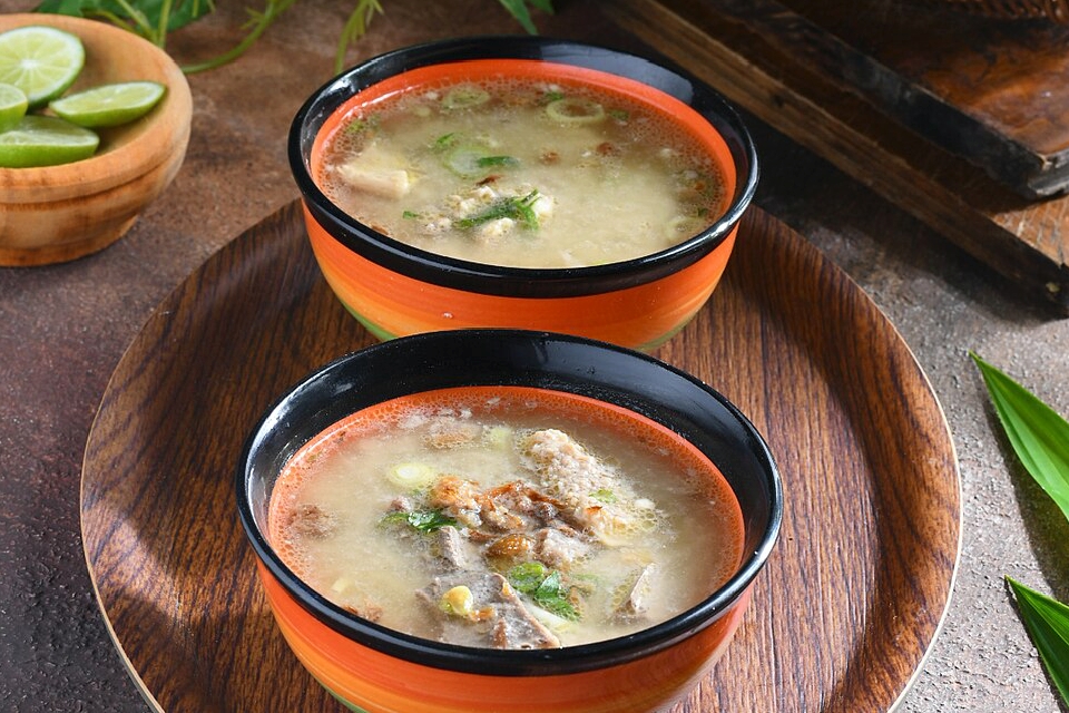 Warung Coto Makassar di Tangerang Hj. Ina, harga ramah di kantong, sering dikunjungi pilot dan pramugari.
