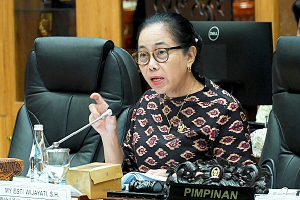 Wakil Ketua Komisi X DPR RI, My Esti Wijayanti berbicara terkait sekolah swasta gratis yang akan diatur masuk dalam RUU Sisdiknas dan kemungkinan diterapkan ditahun 2026.