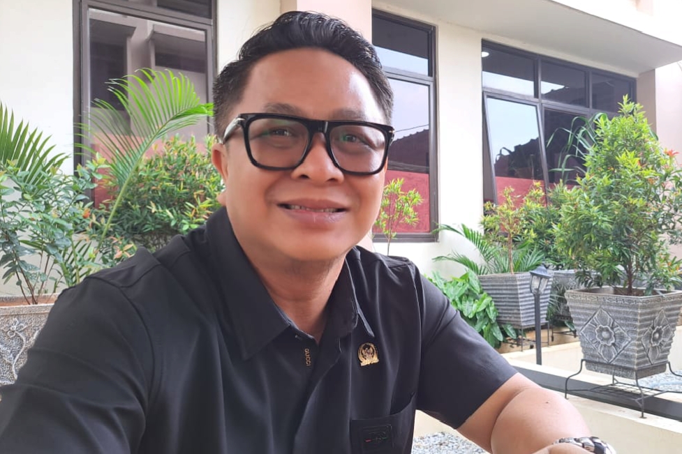 Anggota Komisi II DPRD Kota Bekasi, Ahmad Murodi bicara soal drainase yang mampet, mengganggu pengguna jalan.