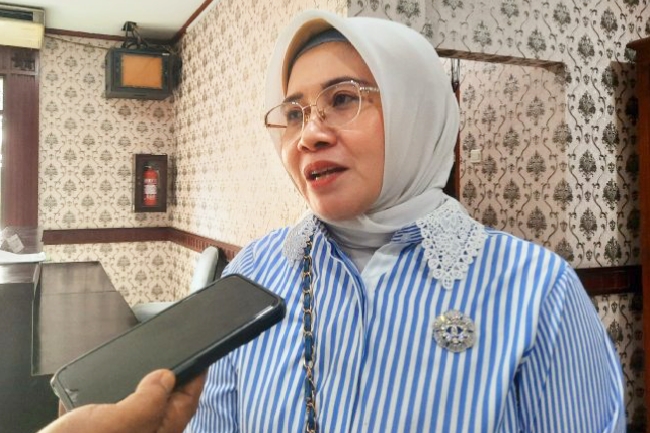 Sekretaris Komisi II DPRD Kota Bekasi, Evi Mafriningsianti saat berbicara tentang usulan modernisasi angkutan umum.