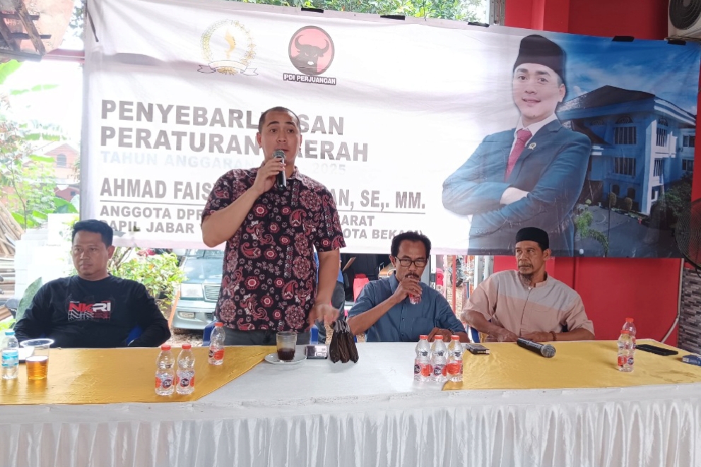 Anggota DPRD Jabar, Ahmad Faisyal Hermawan Fraksi PDIP, saat menggelar sosialisasi Peraturan Daerah (Perda) Nomor 3 Tahun 2021 tentang Penyelenggaraan Perlindungan Anak di Kelurahan Jatiwarna, Kecamatan Pondok Melati, Kota Bekasi, Rabu (25/6/2025).