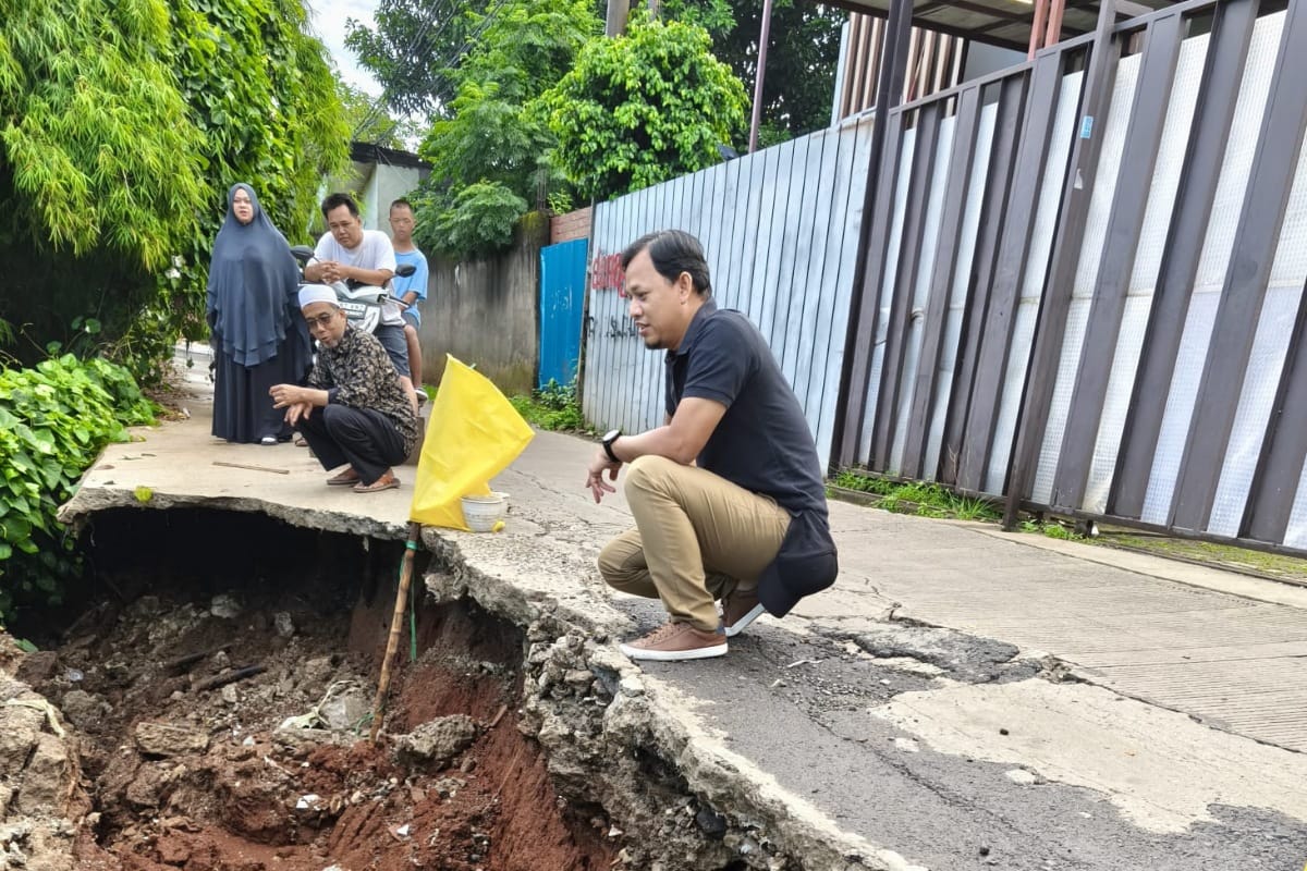 Ketua Komisi II DPRD Kota Bekasi meninjau salah satu jalan rusak di Kota Bekasi.