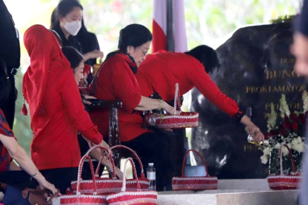 Ketua Umum PDIP, Megawati Soekarnoputri saat memimpin ziarah ke makam Bung Karno tepat di hari lahirnya dan hari raya Idul Adha, Jumat (6/6/2025).