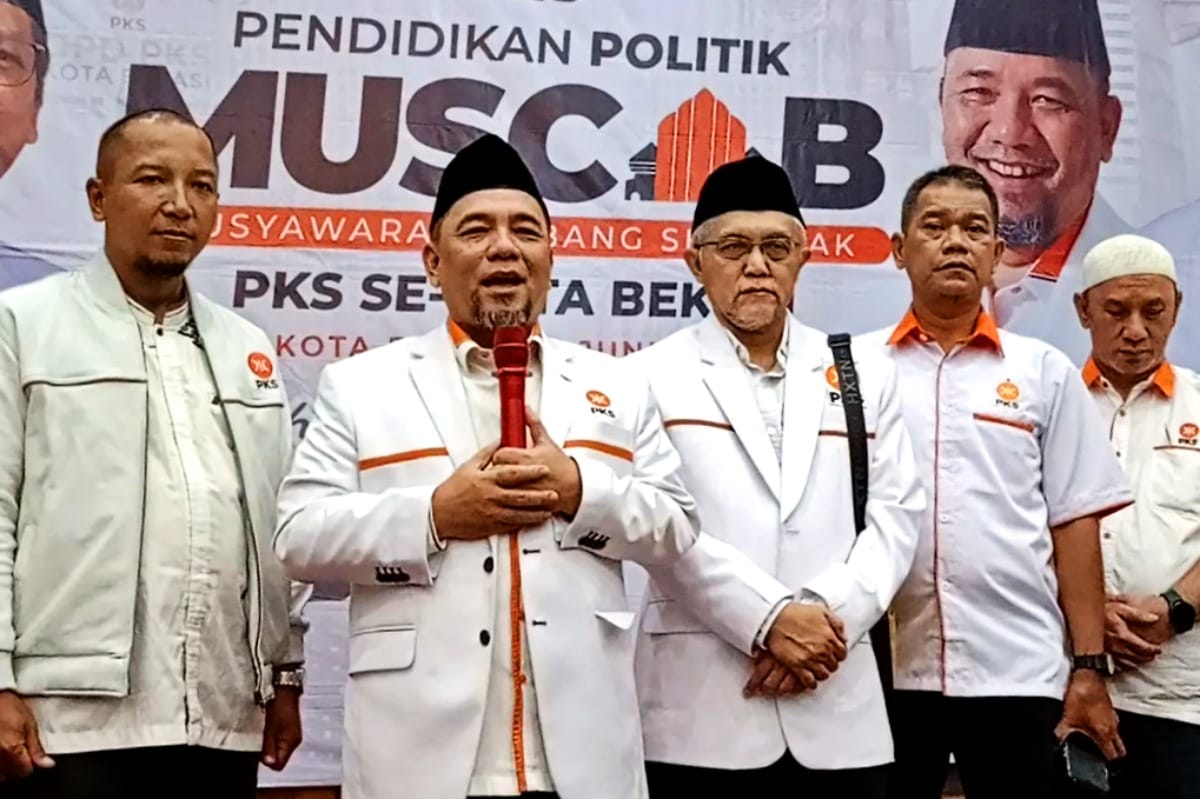 Ketua DPD PKS Kota Bekasi, Heri Koswara, dan jajarannya saat menggelar konferensi pers terkait Muscab PKS se-Kota Bekasi.