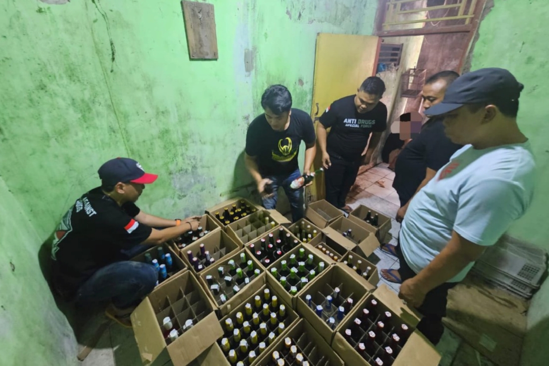 Tim gabungan Polresta Cirebon saat melakukan operasi di sejumlah titik, menyita ratusan botol miras.