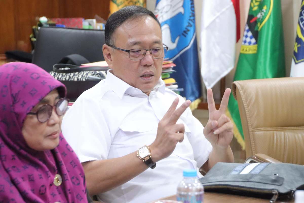Anggota DPRD Provinsi Jawa Barat, Ronny Hermawan dalam kunjungan Komisi V ke SMAN 1 Depok, Rabu (25/6/2025).