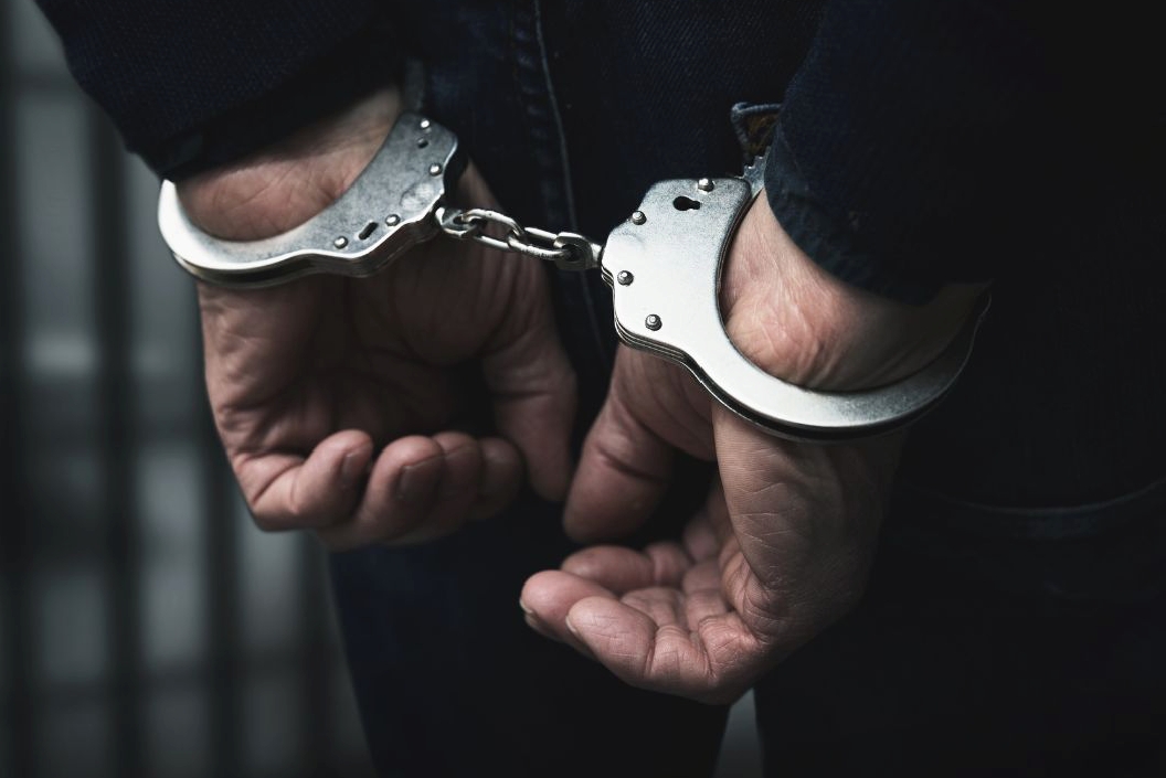 Polda Jatim menangkap tersangka penjual konten pornografi anak melalui media sosial seperti Instagram, telegram, dan aplikasi chat berbayar.