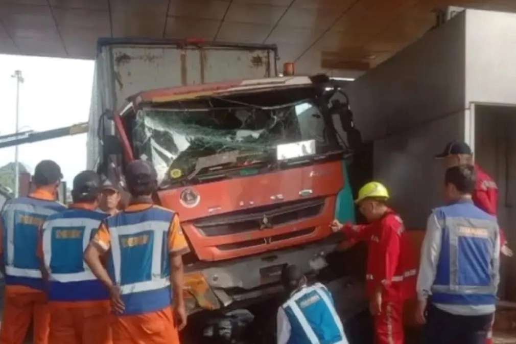 Kecelakaan terjadi di gerbang tol Ciawi 2. Truk diduga mengalami rem blong, sehingga menghantam minibus yang sedang antre.