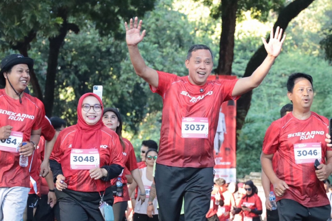 Wali Kota Bekasi Tri Adhianto saat mengikuti Soekarno Fun Run di Bandung, Minggu (8/6/2025).