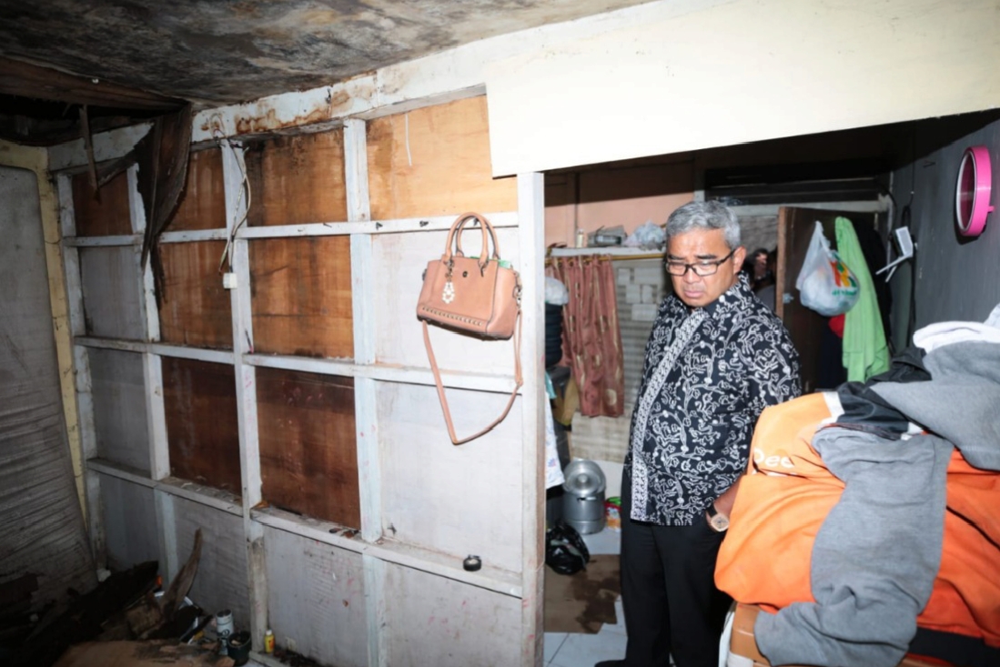 Wali Kota Bandung, Farhan, saat meninjau lokasi rumah warga yang ambruk.