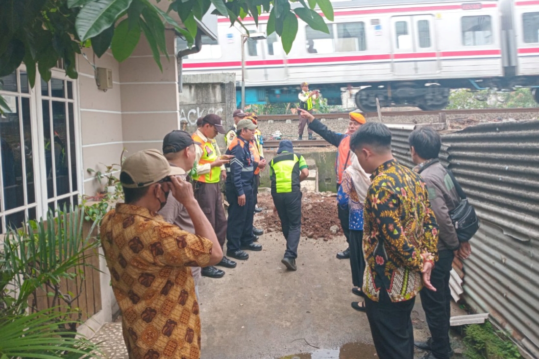 Proses penutupan perlintasan kereta ilegal di Kranji, Bekasi.