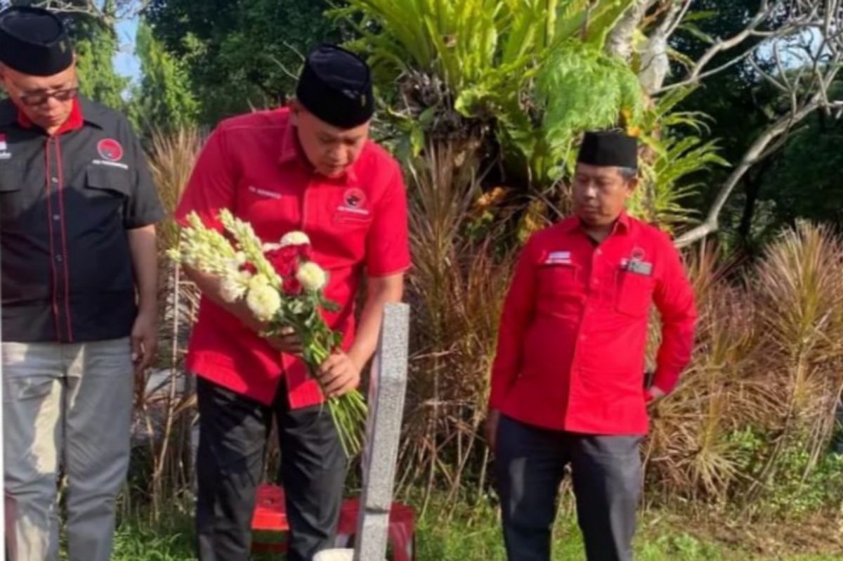 Ketua DPC PDIP Kota Bekasi, Tri Adhianto, saat melakukan ziarah ke dua tokoh nasional dalam rangka Bulan Bung Karno, Jumat (13/6/2025).