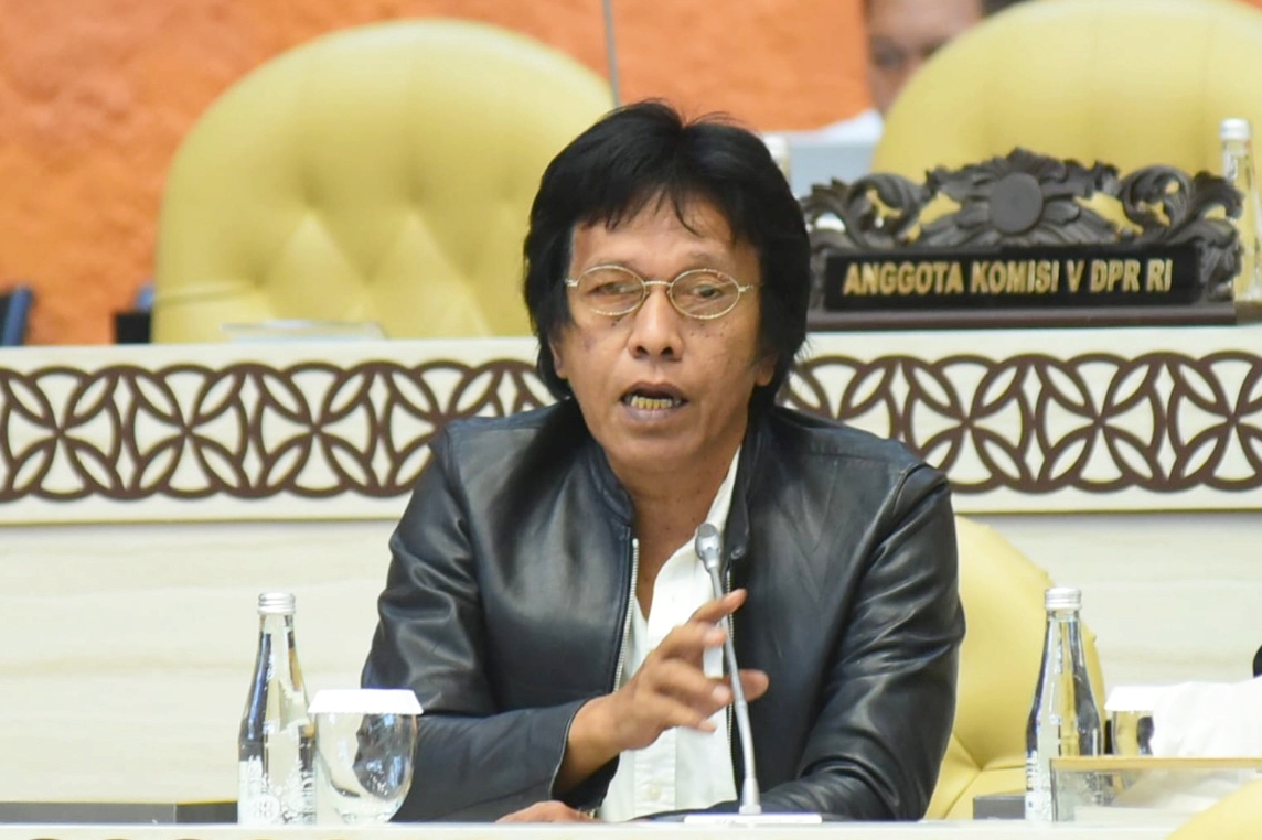 Anggota Komisi V DPR RI, Adian Napitupulu melontarkan kritik tajam soal potongan Ojol.