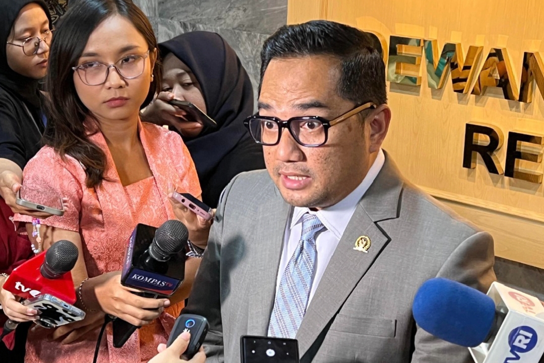 Ketua Komisi II DPR RI, Muhammad Rifqinizamy Karsayuda menilai putusan MK soal pemisahan pemilu nasional dan daerah kontradiktif.