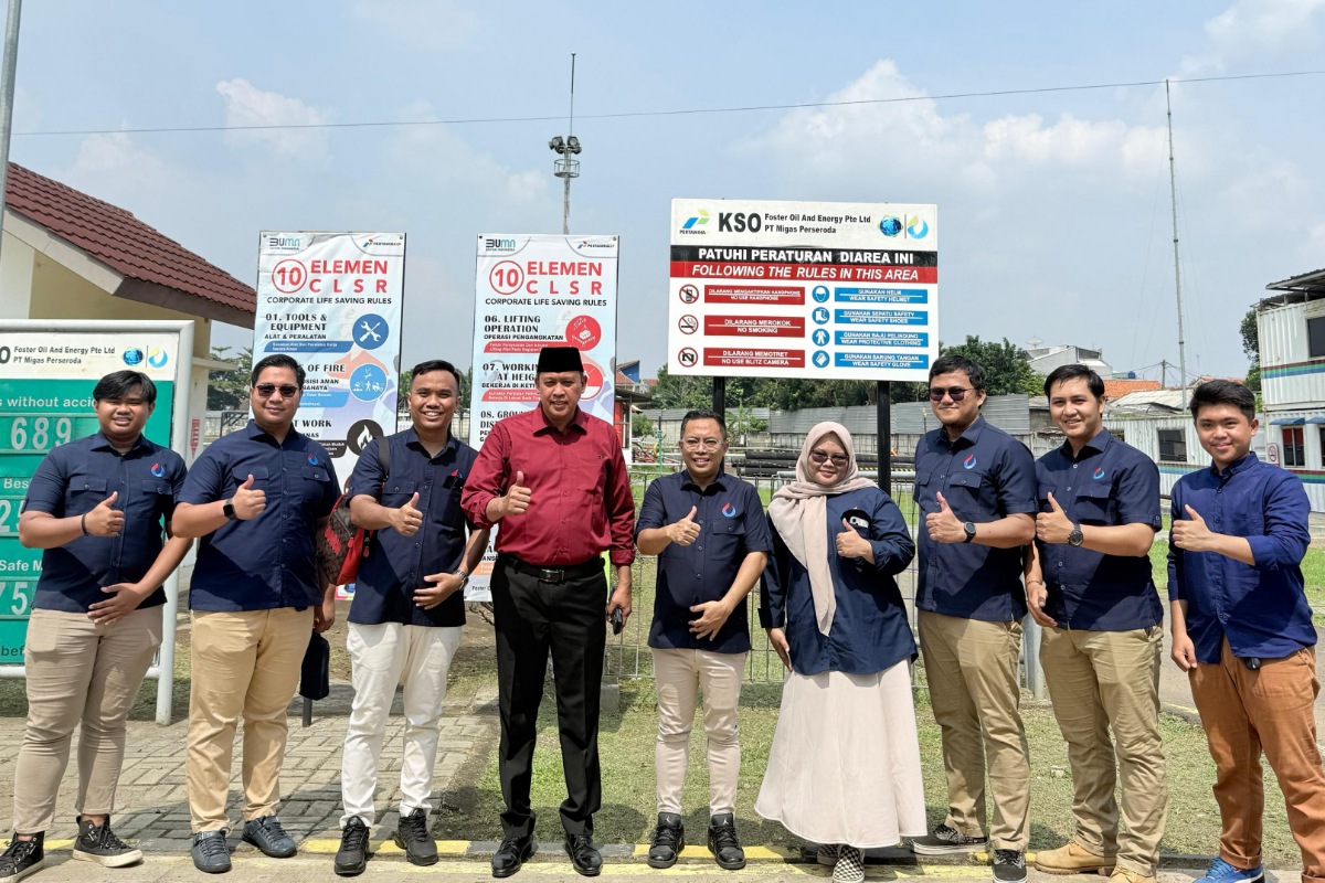 Wali Kota Bekasi Tri Adhianto bersama jajaran PT Migas Kota Bekasi.